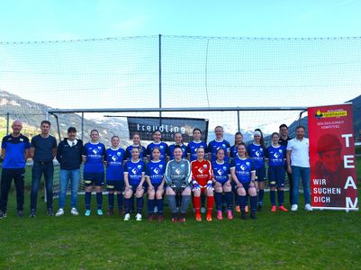 Damenmannschaft Mit Sponsoren